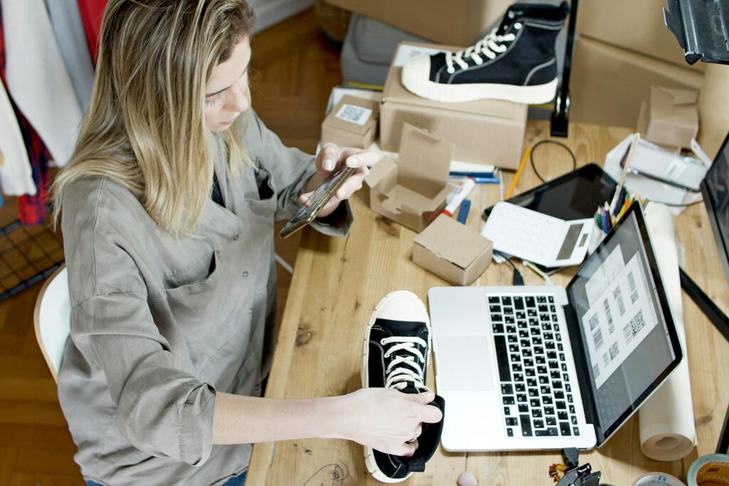 mujer vendiendo mediante comercio electronico