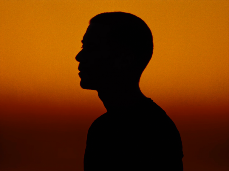 Persona al atardecer