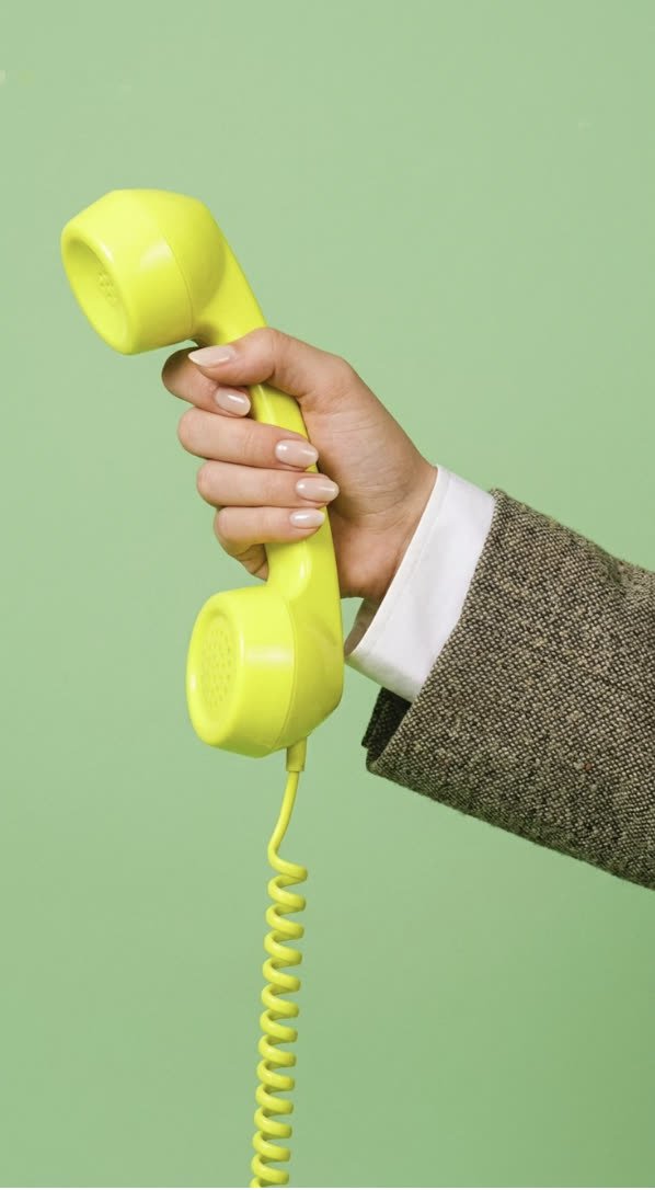 Mano sosteniendo un tubo de teléfono